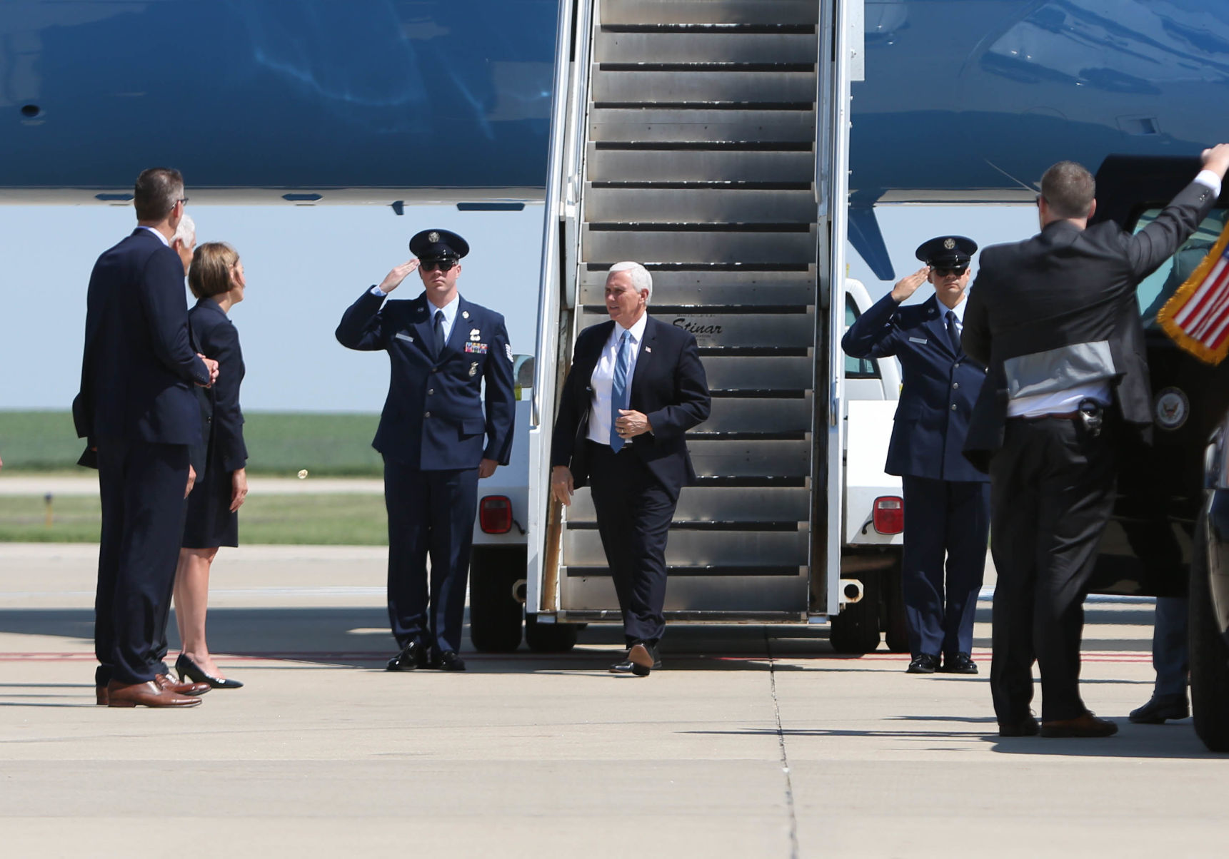 VP Pence arrives in Mason City (22).jpg